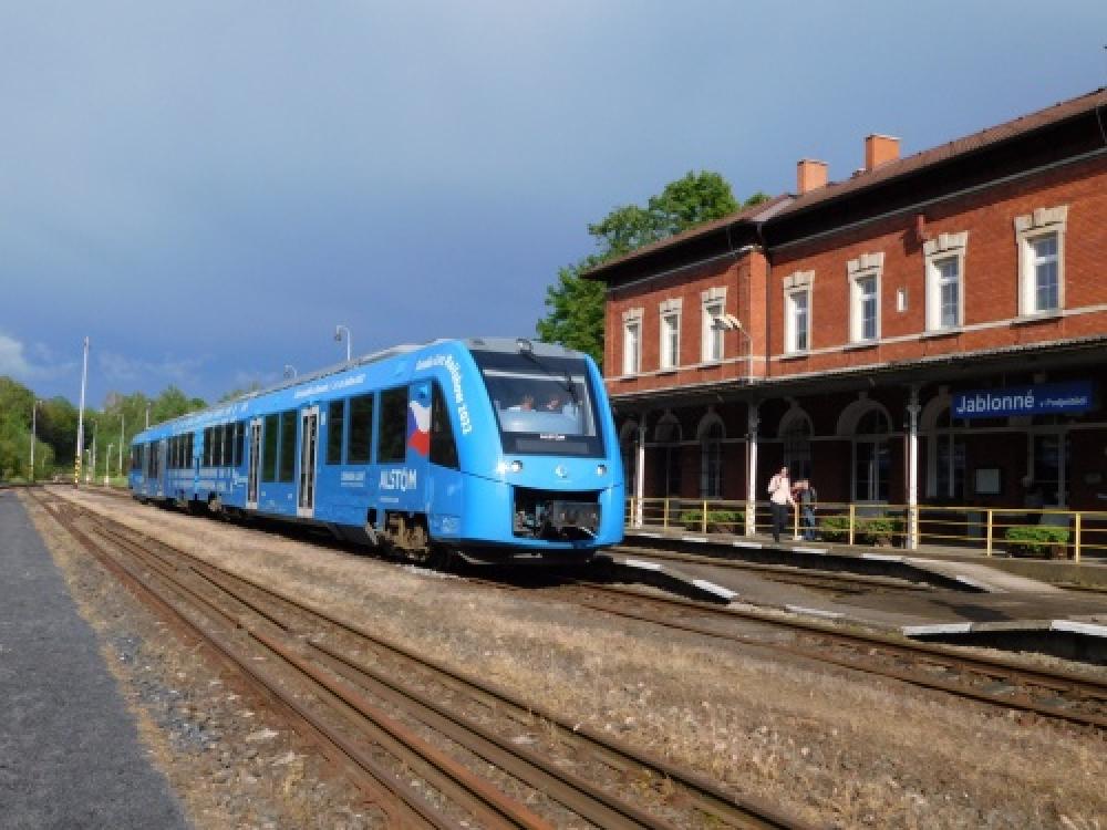 Vodíkový vlak ve stanici Jablonné v Podje¹tìdí